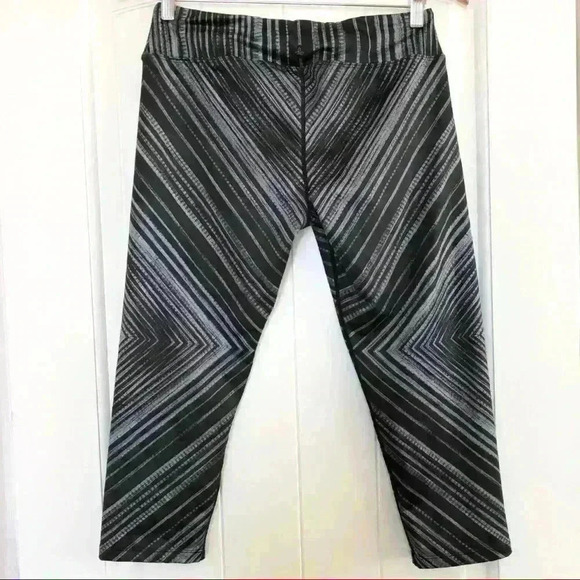🌈 6/$60, Prana, Grey/Black, 3/4 Capri, Size Small - Picture 2 of 7
